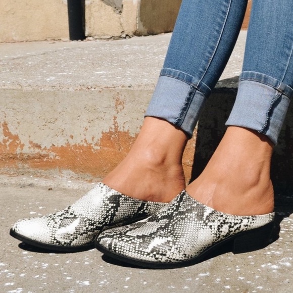 FAUX LEATHER SNAKE SKIN PRINT MULES BOOTIES CLOGS - SOCHI BLACK WHITE - SIZE 8 - Picture 2 of 7